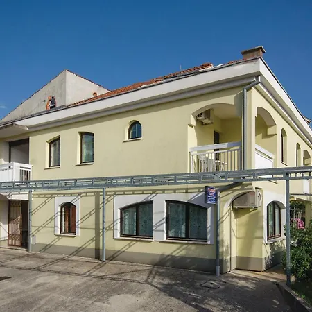 Apartman 2 Bedroom Beautiful Apartment In Okrug Gornji *