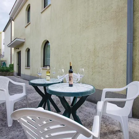 2 Bedroom Beautiful Apartment In Okrug Gornji Apartman *