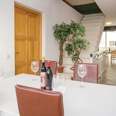 2 Bedroom Beautiful Apartment In Okrug Gornji