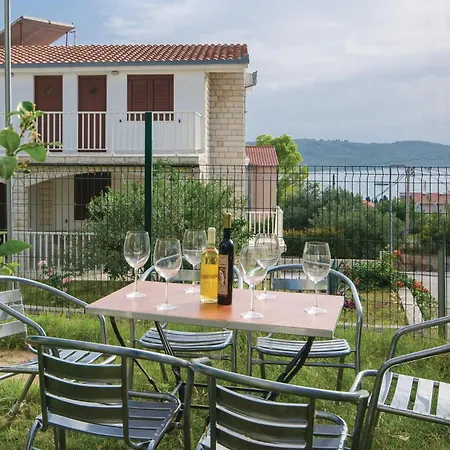 2 Bedroom Beautiful Apartment In Okrug Gornji Apartman